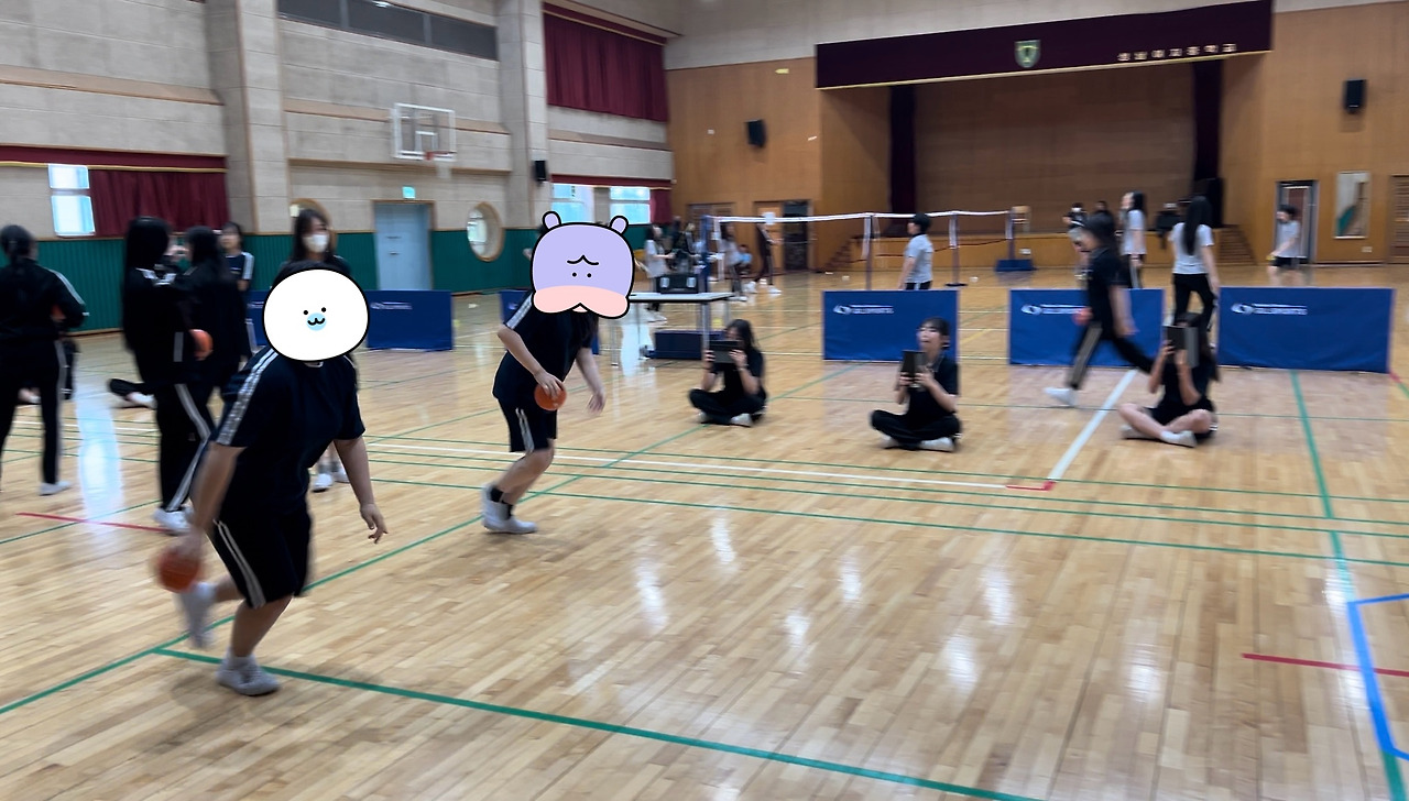 1. [iCLOO(동작 분석 앱) 활용 선수 영상과 비교 설명 사진  수업 중 슛 영상 촬영 장면]2.jpg