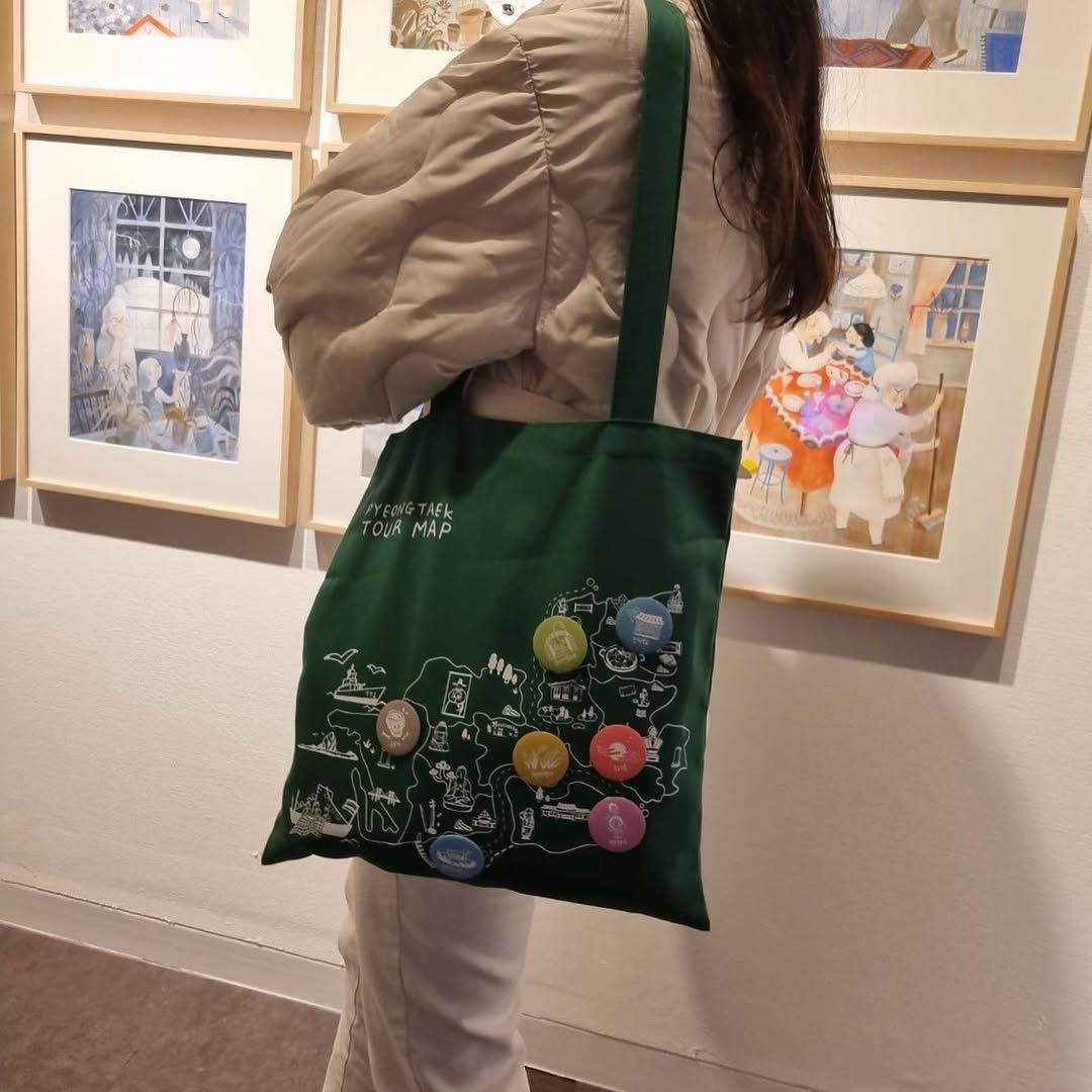 평택시티투어평택시티투어에 참여하신 분께 일러스트로 예쁘게 그린 “평택 투어맵  에코백”과 “핀버튼”을 드립니다~2021년 평택시티투어 일정- 11월 20일(토) 남부코스- 11월 27일(토) 북부B코스#평택시티투어 #평택 #평택여행 #힐링여행 #시티투어 #평택문화원 #역사여행 #역사여행지 #평택여행지 #평택여행지추천 #마을길 #마을길걷기 #마을길산책.jpg