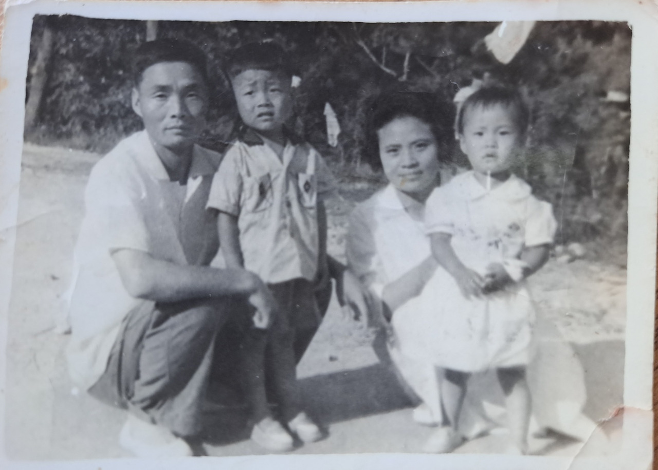 어릴적 가족사진 1.jpg