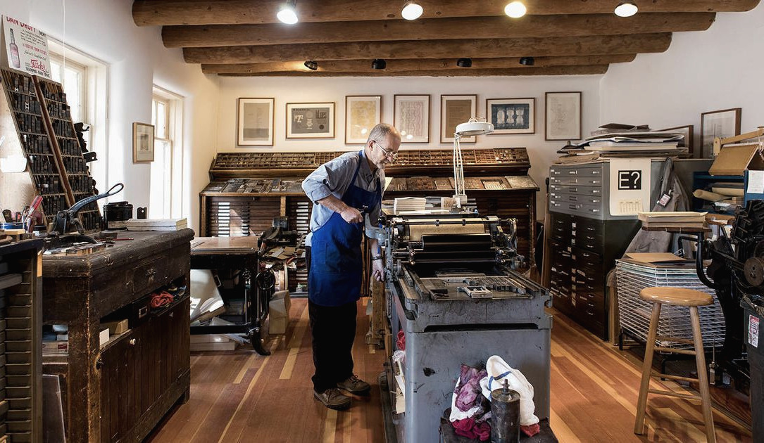 22.Palace of the Governors_Tom Leech in print shop_cr Minesh Bacrania_ed.jpg