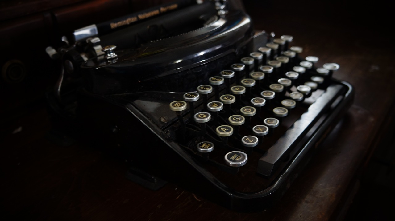 old-typewriter-g31e064f53_1280.jpg