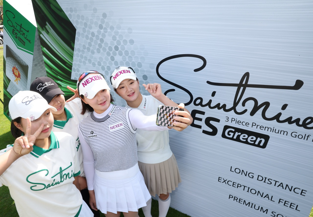 batch_[사진4] 넥센 그룹과 함께하는 김아로미, 김새로미, 김진아(A), 정서린(A) 선수가 다같이 기념 촬영을 했다..jpg