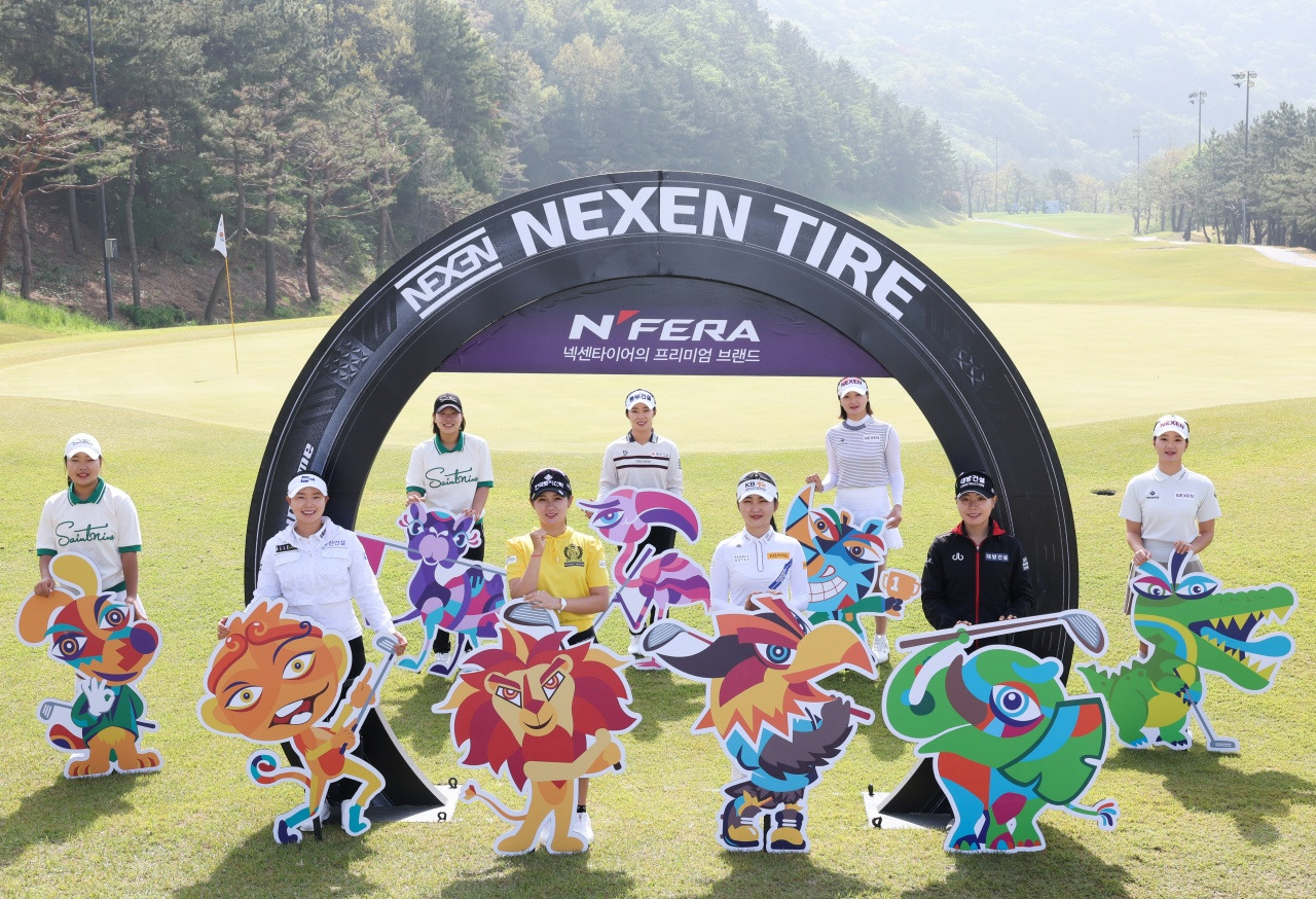 batch_[사진1] 넥센 세인트나인 마스터즈 2023 포토콜에 참석한 선수들이 멘탈메이트와 함께 촬영에 임했다. (좌측부터 정서린(A), 임희정, 김진아(A), 박현경, 김수지, 이예원, 김새로미, 이소미, 김아로미).jpg