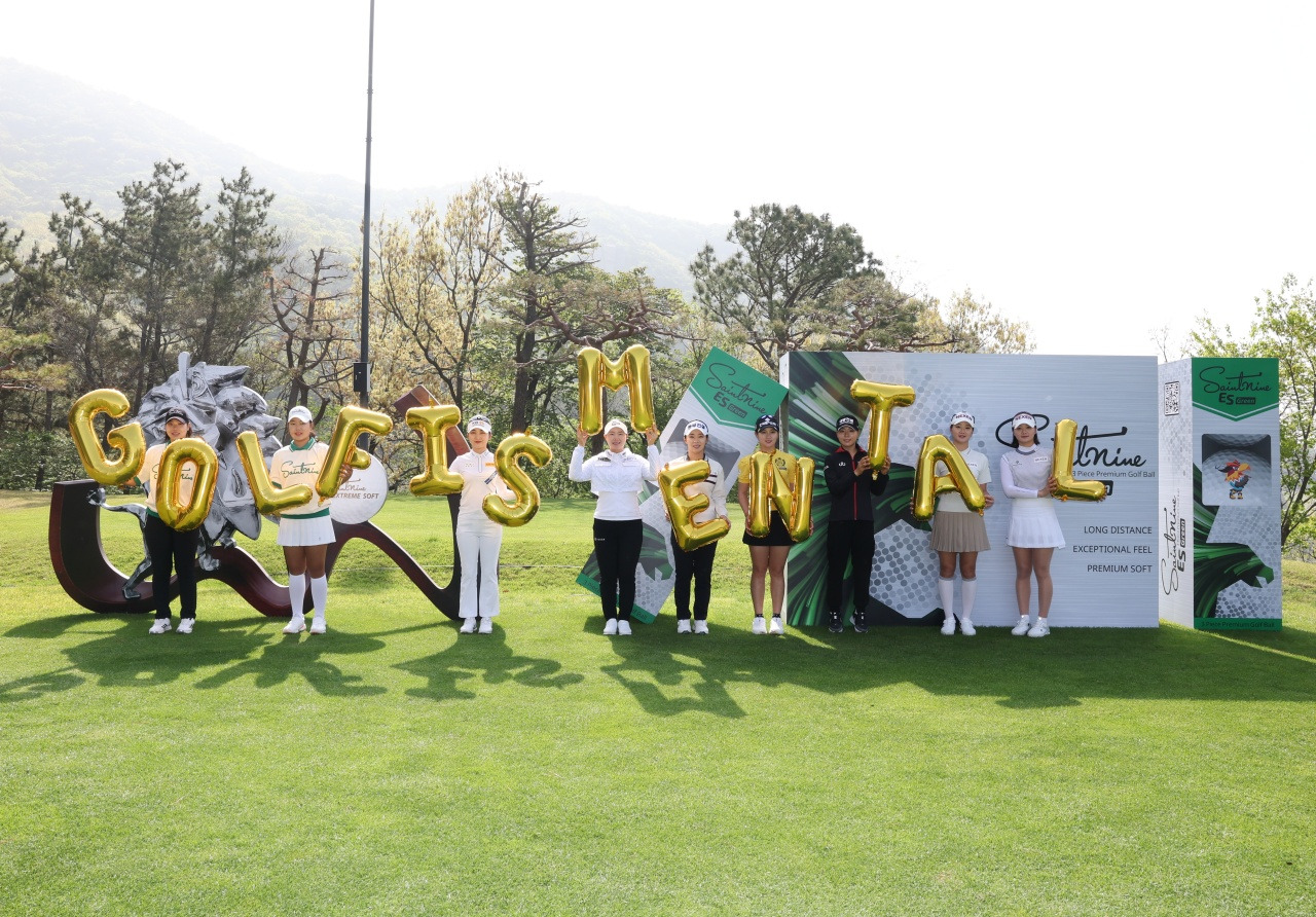 batch_[사진2]  GOLF IS MENTAL 풍선을 든 채 넥센 세인트나인 마스터즈 2023 포토콜을 촬영했다. (좌측부터 김진아(A), 정서린(A), 이예원, 임희정, 김수지, 박현경, 이소미, 김아로미, 김새로미).jpg