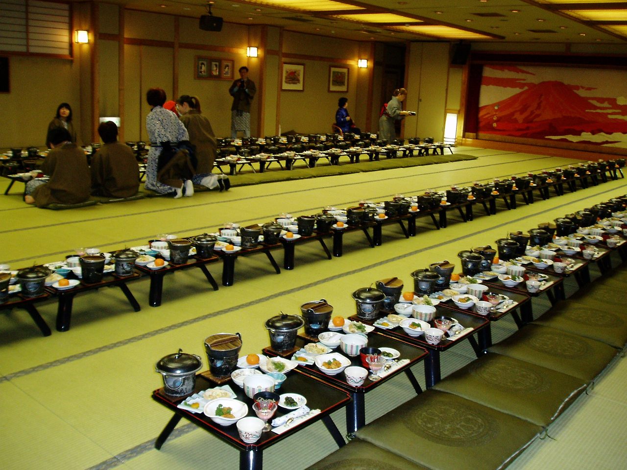 Tourists_dinner_in_Japan.jpg