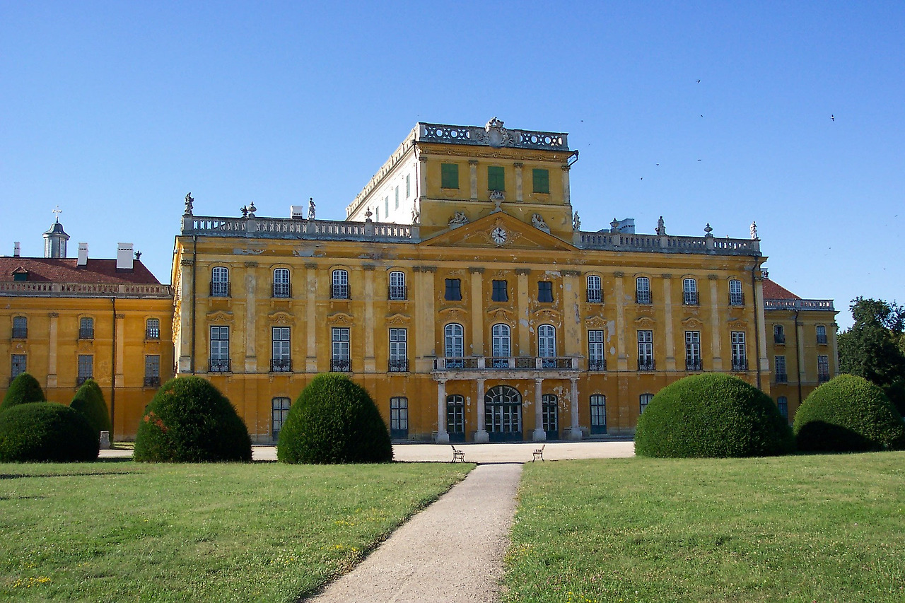 esterhazy-palace-g9b9bc7f10_1920.jpg