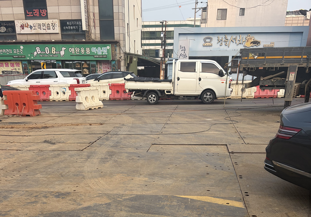 광주 지하철 2호선 도로철판.jpg