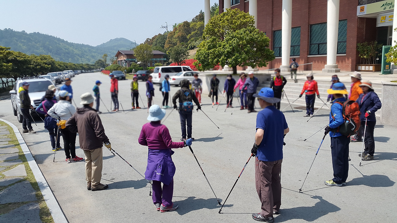 노르딕워킹폴과 펜싱인사(수목원, 블러처리).jpg