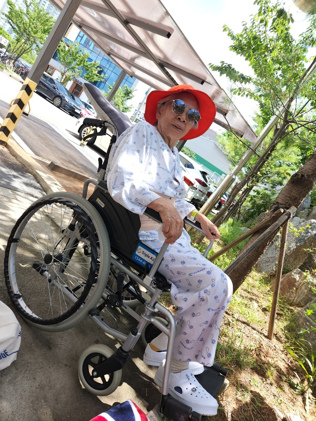 엄마썬글라스휠체어.jpg