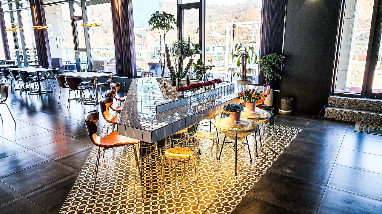 청주 명암저수지 뷰 딜라이트 카페 (12).jpg