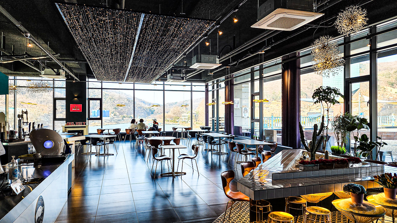 청주 명암저수지 뷰 딜라이트 카페 (26).jpg