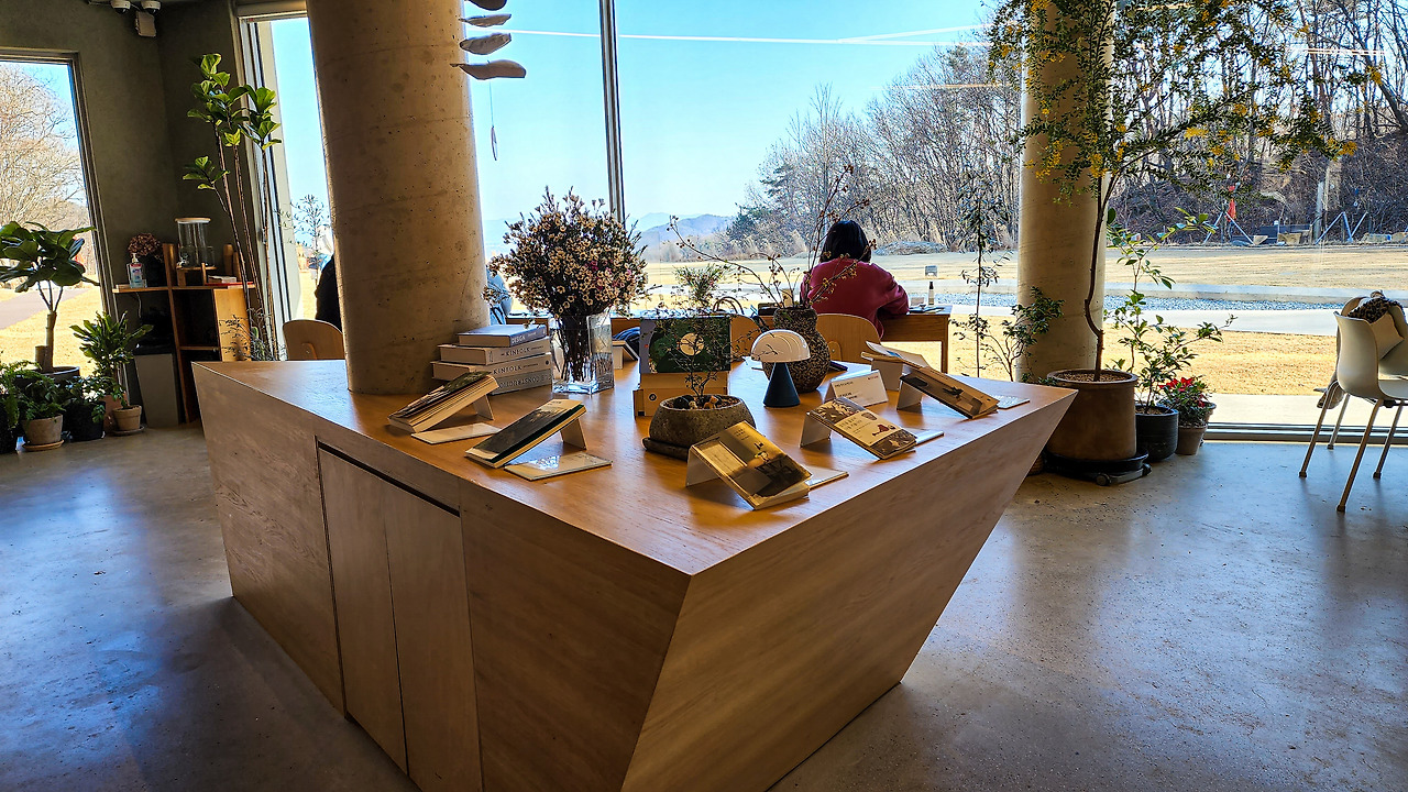 진천 이월면 진안로 이월서가 북카페 (17).jpg