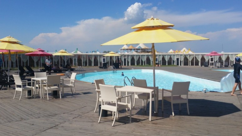 사막속의 오아시스수영장.jpg