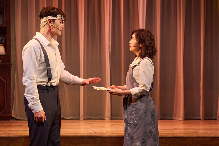 르마스크_공연 사진_레오니 역 이지수, 프레데릭 역 임정모_제공 이모셔널씨어터.jpg