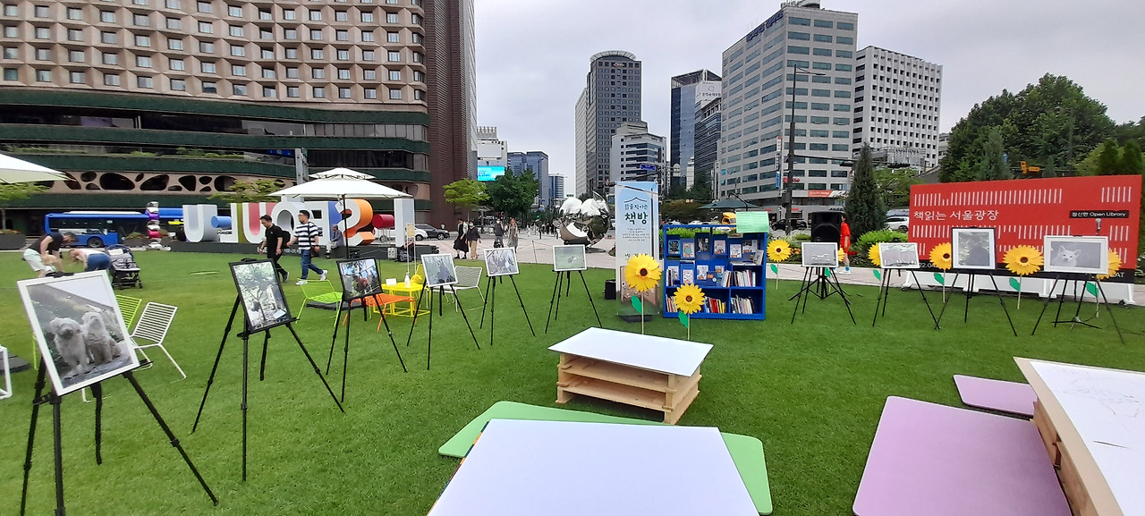 1_움직이는책방2_서울광장_20220618_104850.jpg