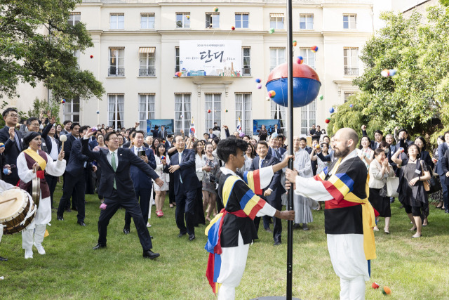 25. 엑스포 대박 퍼포먼스(파리).jpg