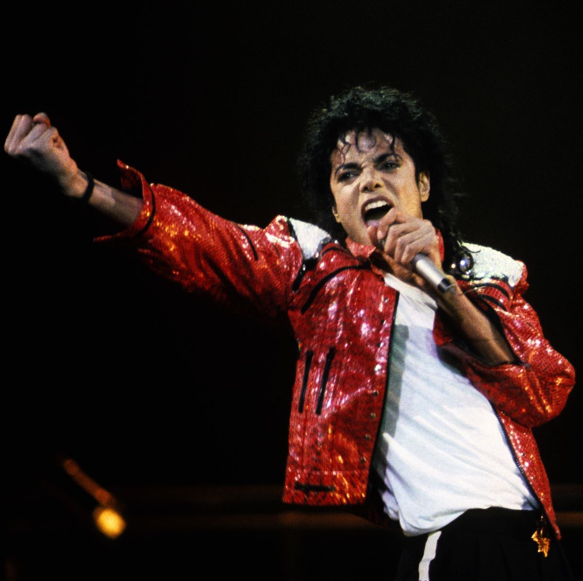 michael-jackson-performs-in-concert-circa-1986-news-photo-1690832280.jpg