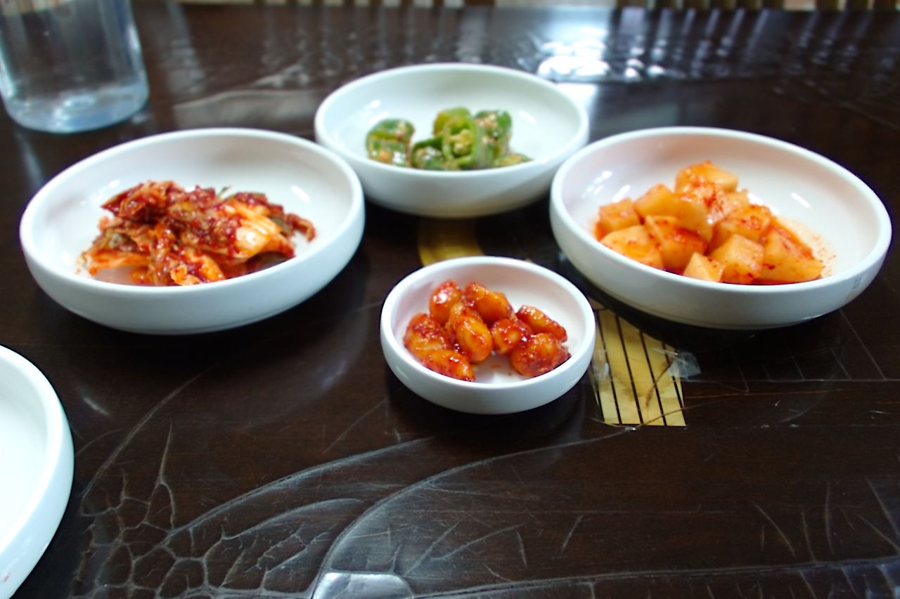 지호삼계탕 오래된 식탁.jpg