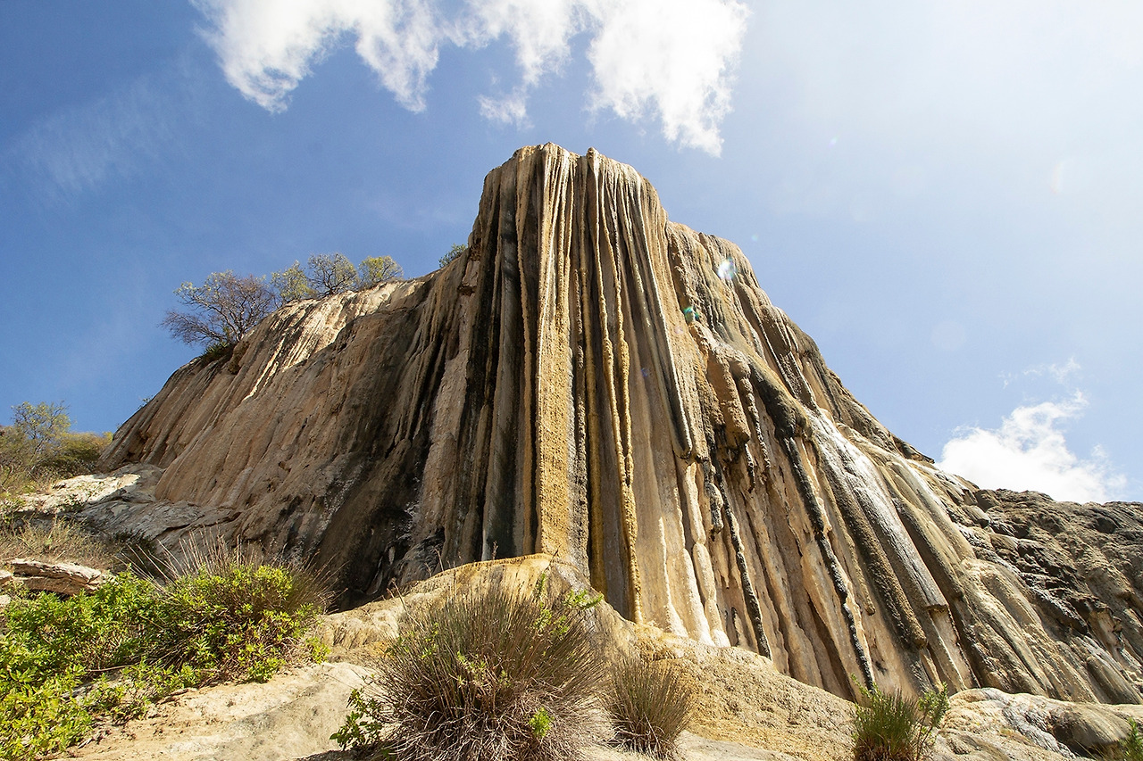 Cascada_petrificada_de_Hierve_el_Agua_en_Oaxaca.jpg