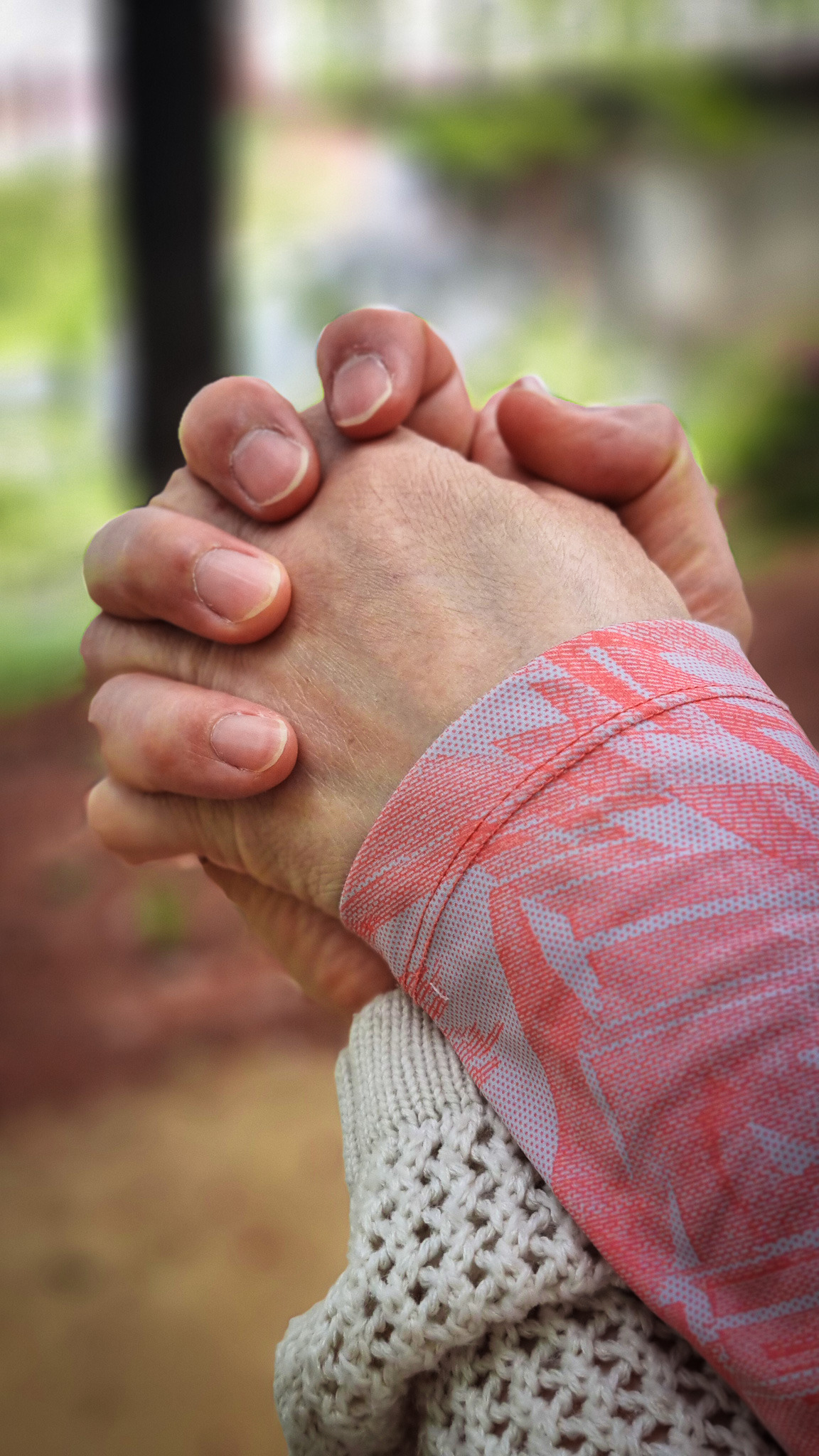 이제는 내가 엄마의 손을 잡아드릴 시간.jpg