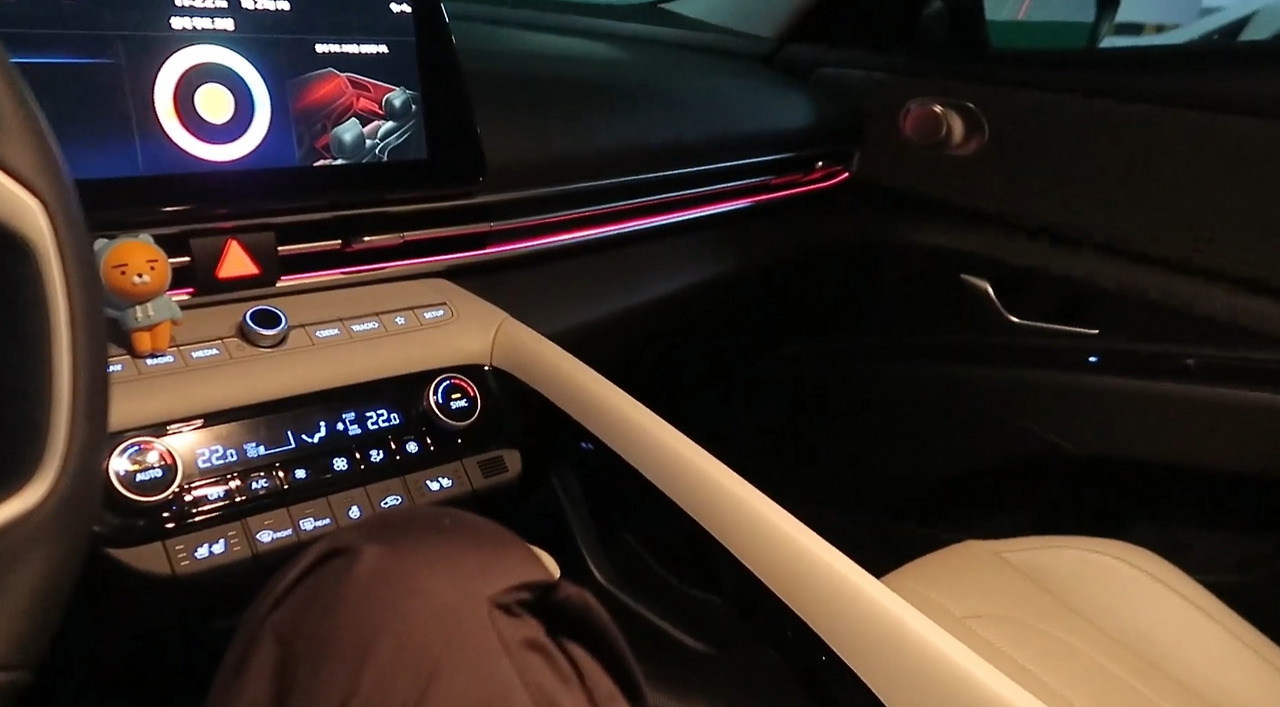 아반떼 엠비언트.jpg