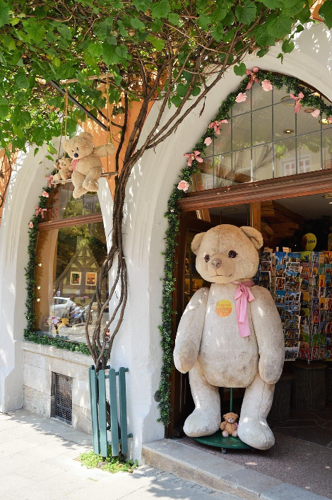 v-rothenburg-shop-bears.jpg