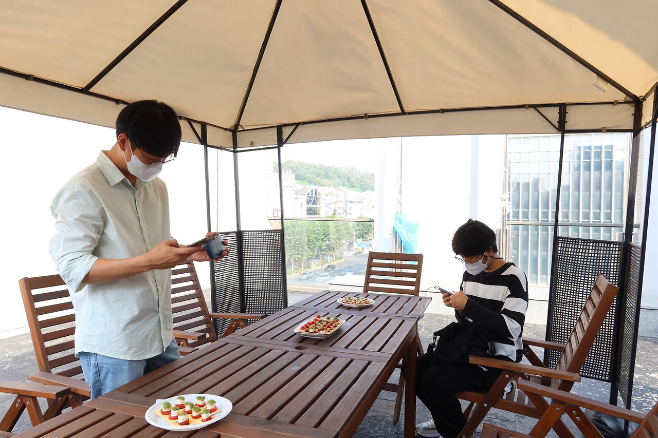 우리 어색하지 않아요.jpg