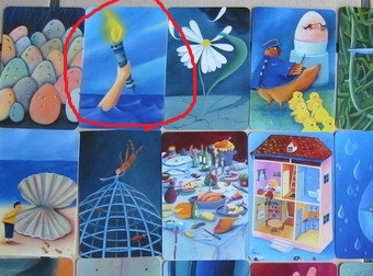 딕싯 횃불 들고 있는 사진.jpg