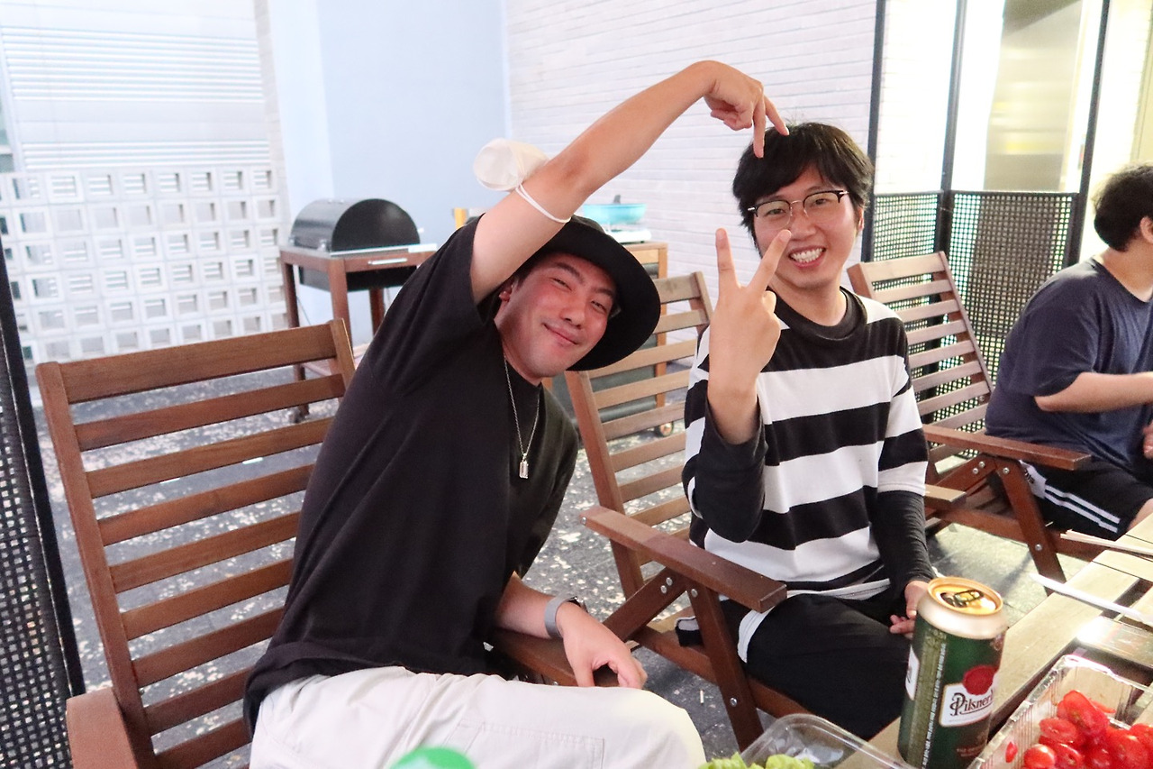 거나하게 취한 알바트로 준과 신난 광용님.jpg