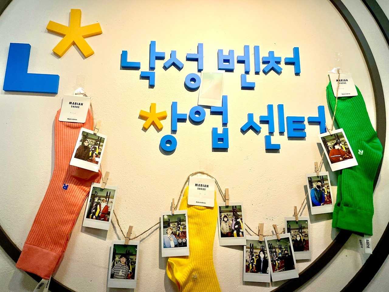 2022 핀휠 연말파티 폴라로이드 전체샷.jpg