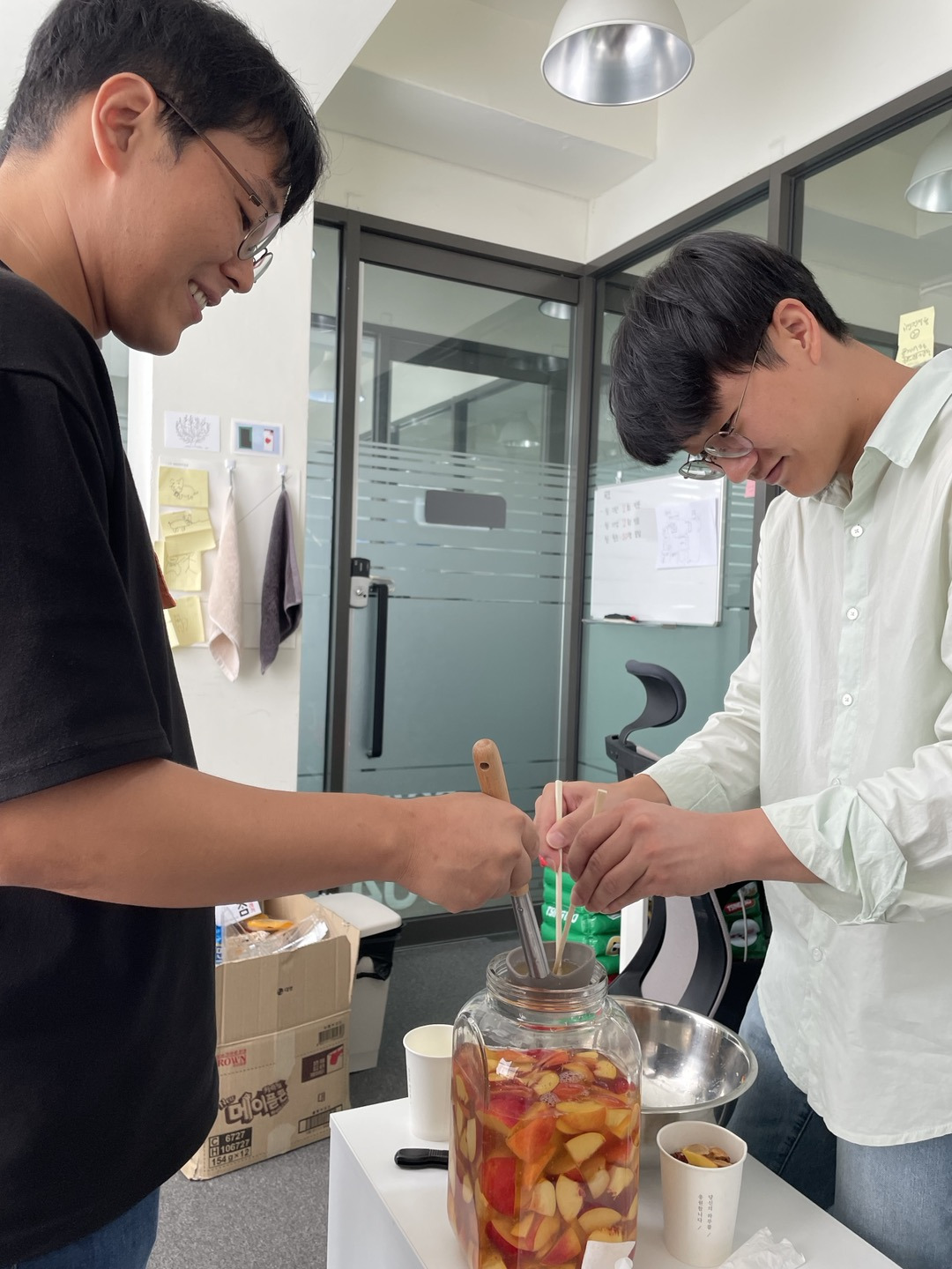 샹그리아 만드는 호구박과 김선비.jpg