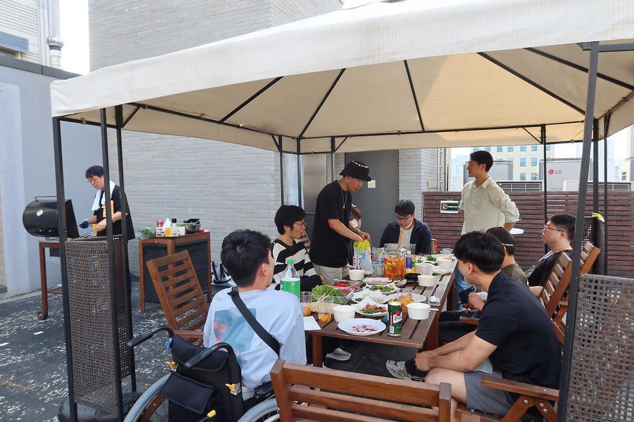 사람 많이 온 맥주파티.jpg