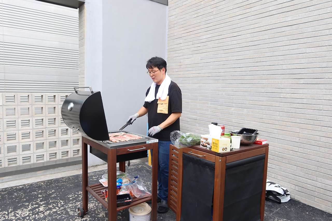 고기 구워주시는 펜션 사장님 호구박.jpg