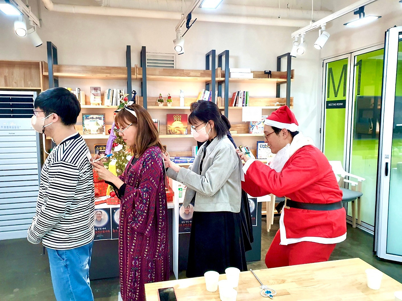 2022 핀휠 연말파티 첫인상 적는 모습.jpg