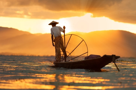 fishermen-sun-inle-lake-shan-state-myanmar (1).jpg