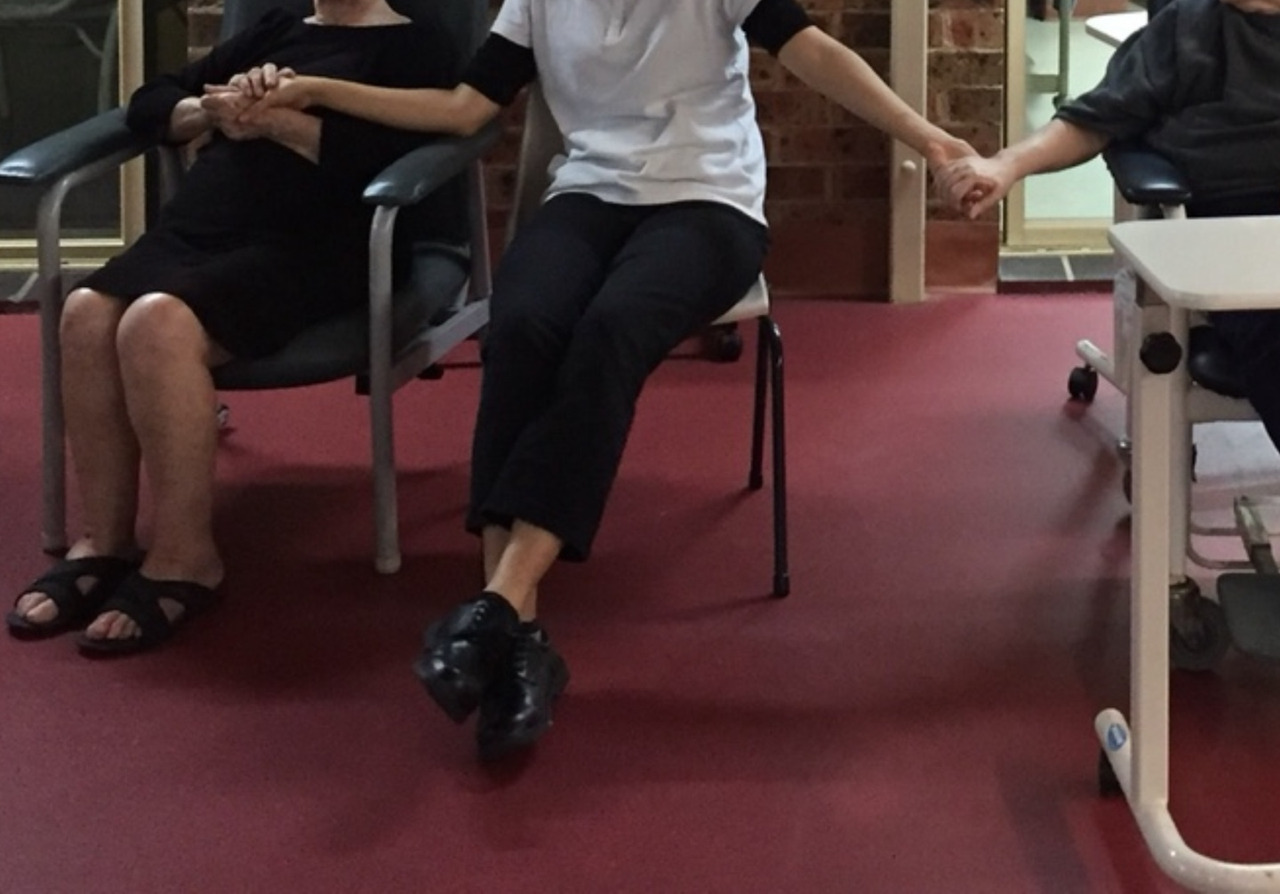 요양원 양쪽 손 사진.jpg