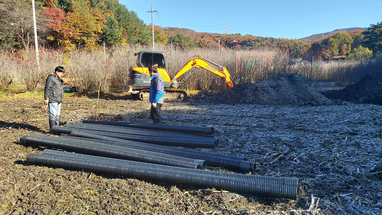 귀농 기초 작업_노지 밭 유공관 묻기_포크레인으로 땅 파기_20221026_1666823785277.jpg