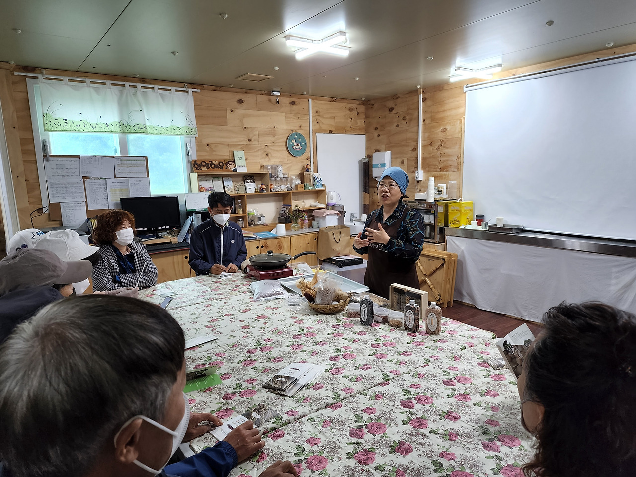 횡성 9주차_수요일_언니네 텃밭_재래종 씨앗 지키기 설명하는 회장님_20220615_100031 (1).jpg