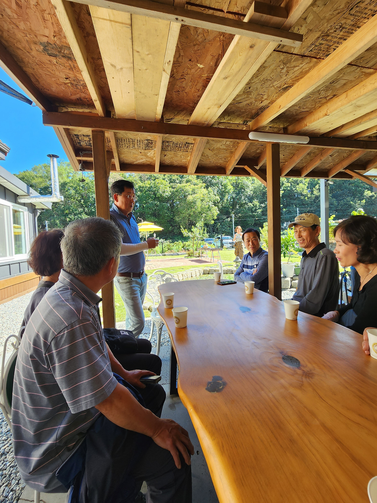 횡성 23주차 수요일_원주 배영국사장님 전원주택 방문_정자에 앉아 설명듣는 동료들_20220921_141827.jpg