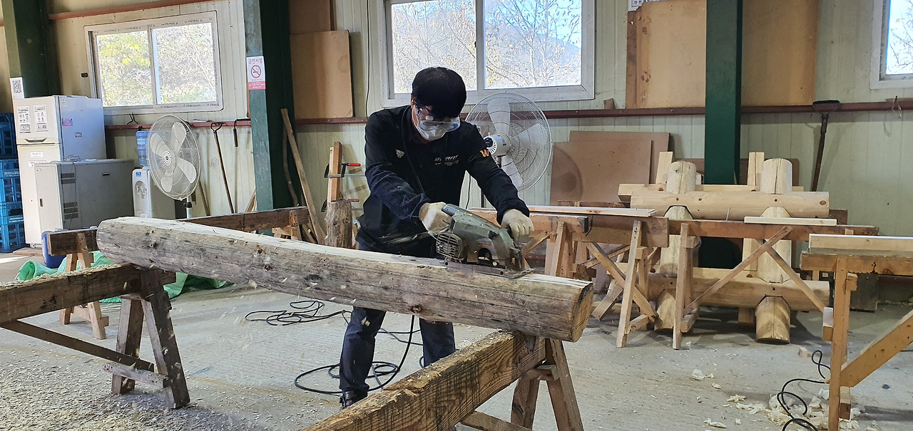 평창한옥학원 2주차 금요일_사각 기둥만들기 1_사각기둥깎는 나_20211029.jpg