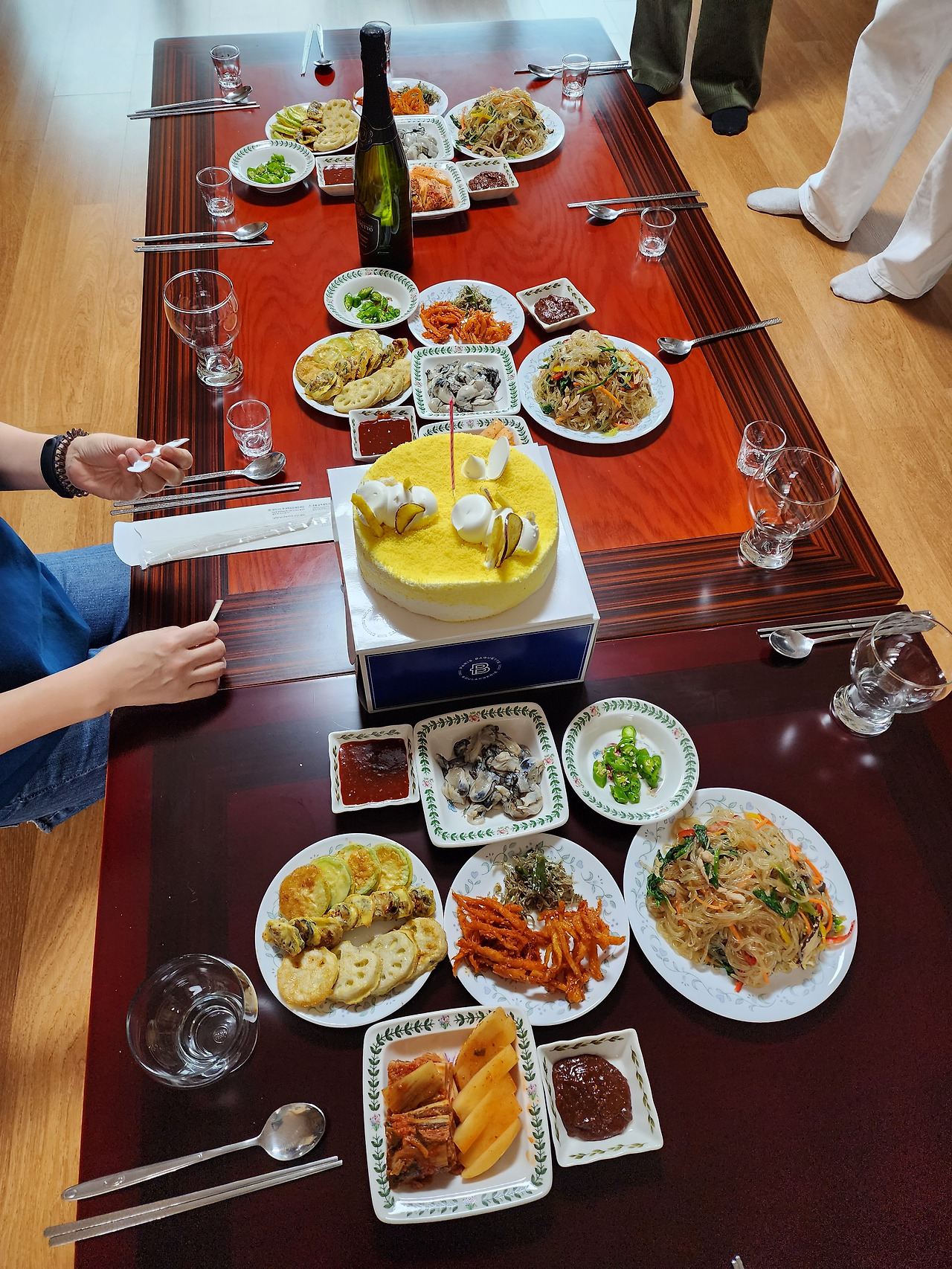 최선생님 집들이_식사를 위해 상위에 놓인 음식들_20230116_150815.jpg