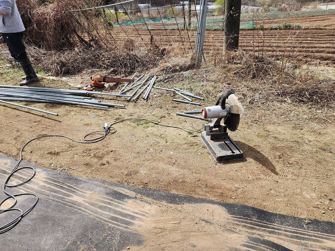 토마토 지주 파이프 설치작업_파이프 절단한 모습_20230413_104455.jpg