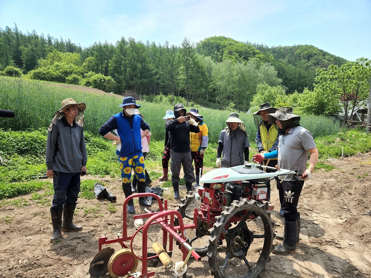 횡성 6주차_수요일_관리기로 멀칭하는 법 설명하는 대표님_20220525_1653480936835.jpg