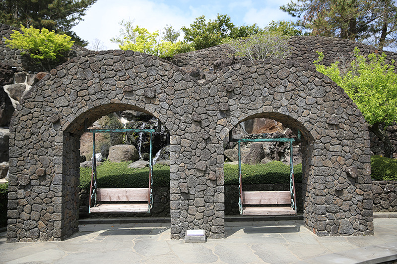 제주도 여행_생각하는 정원_청동과 돌로 만든 쌍그네_760b5d159fcbf_20220516.jpg