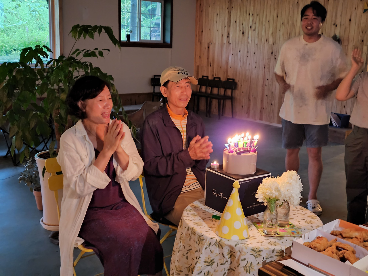 횡성 17주차 수요일_케익앞에서 생일축하 노래를 부르는 전장군님 부부_20220810_181258.jpg