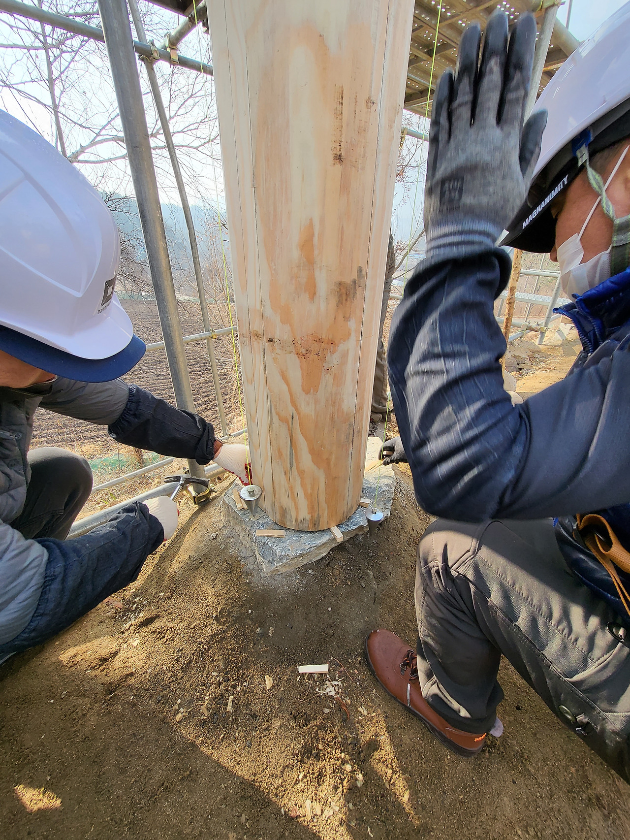 평창한옥학원_10주자 기둥 세우기_4_양면에서 균형추로 수직 맞추기_20211221_103607.jpg