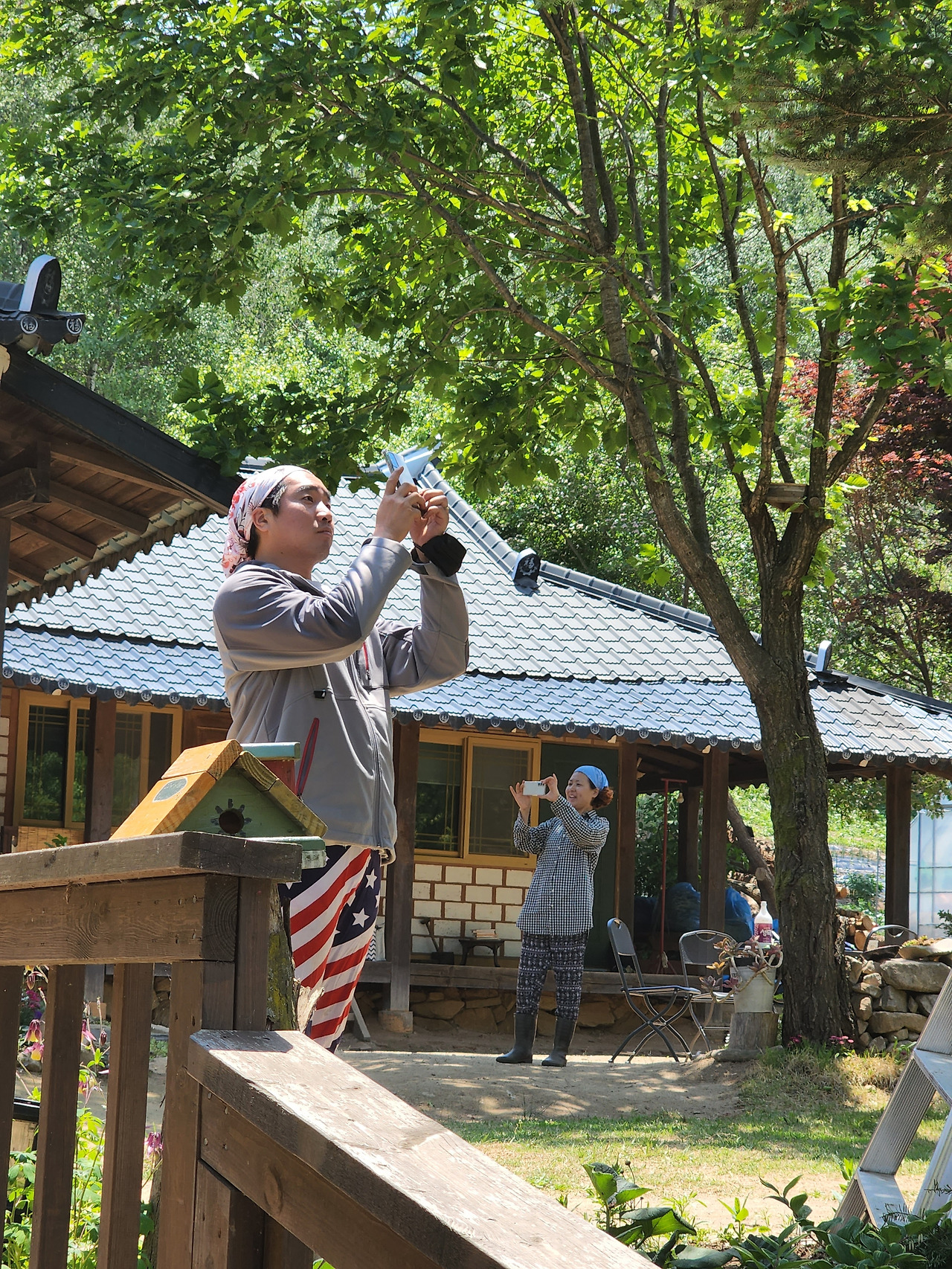 횡성 7주차_화요일_분봉하는 모습을 찍는 동료들_20220531_114507.jpg