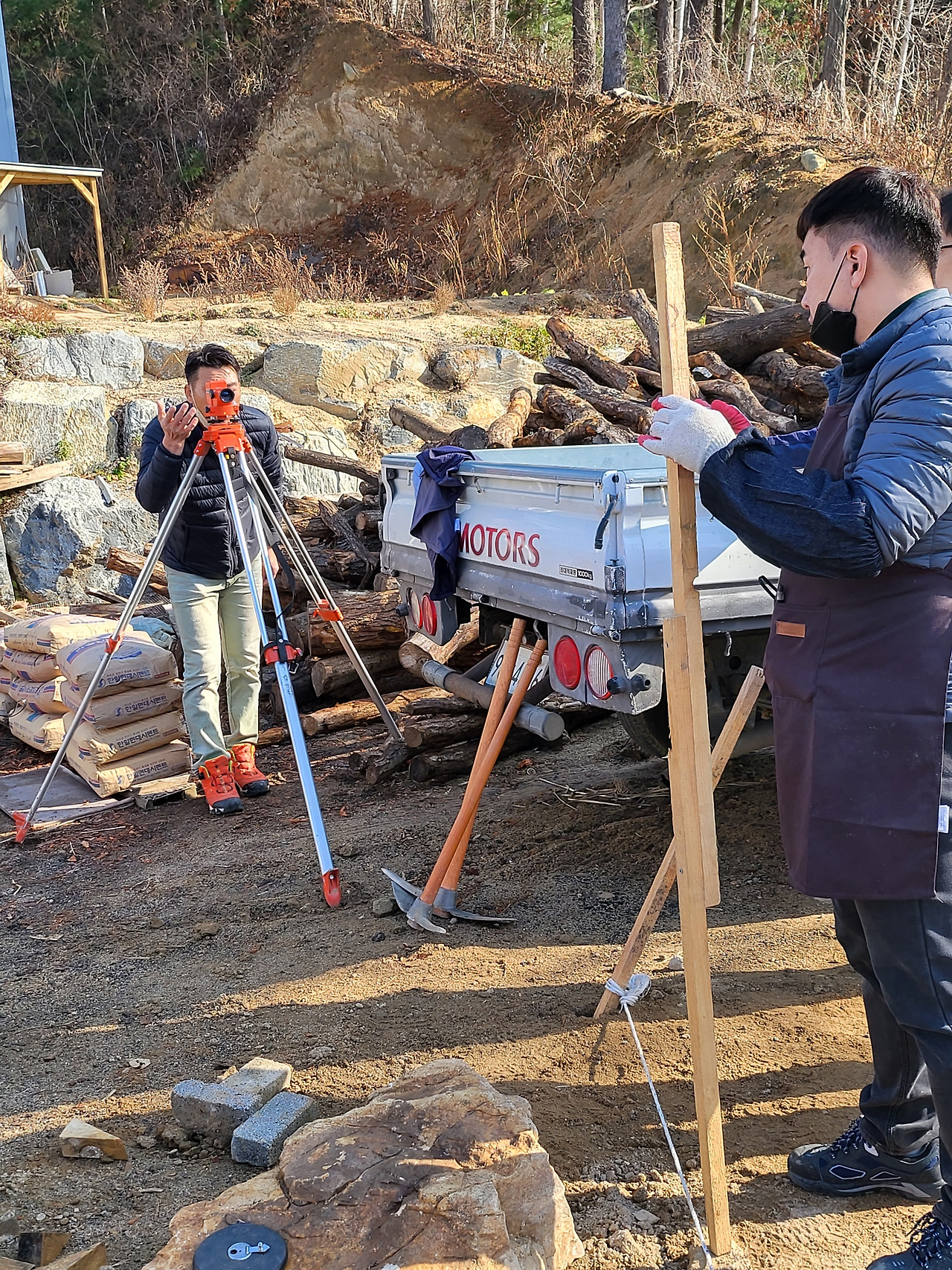 평창한옥학원_5주차 월요일_기초만들기_기초석 수평측정하는 선생님_9_20211116_104233.jpg