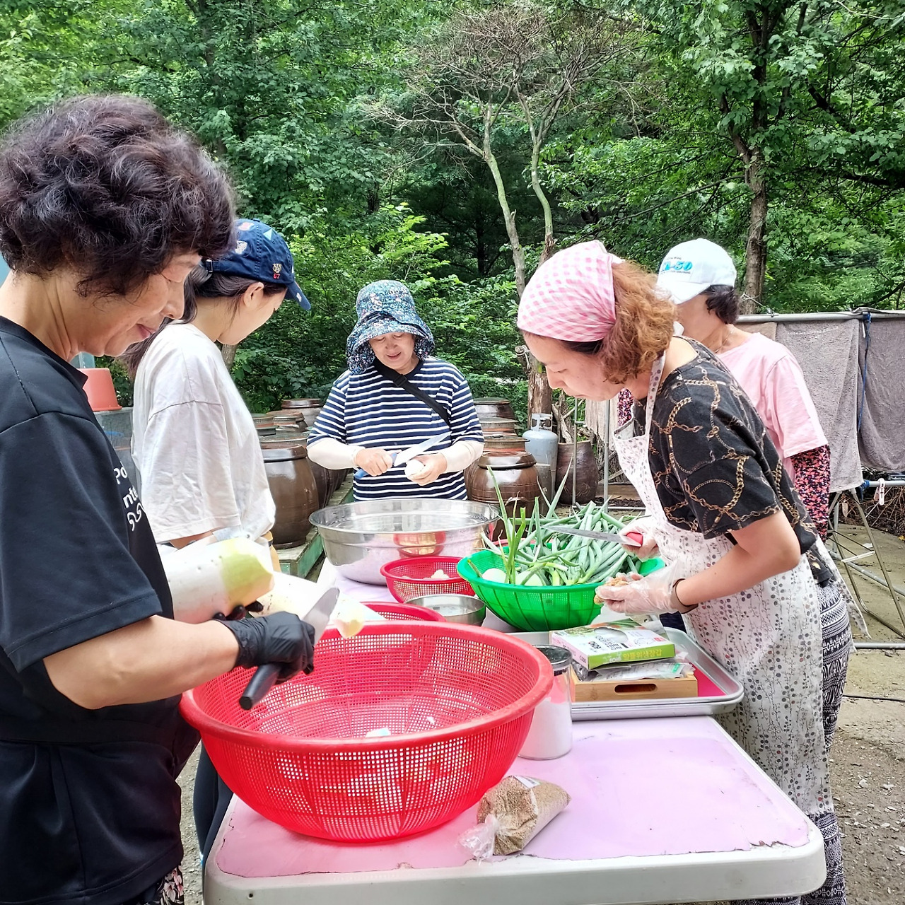 횡성 15주차 월요일_중복잔치 준비하기_김치담는 여자동료들_20220725_1658747913628.jpg