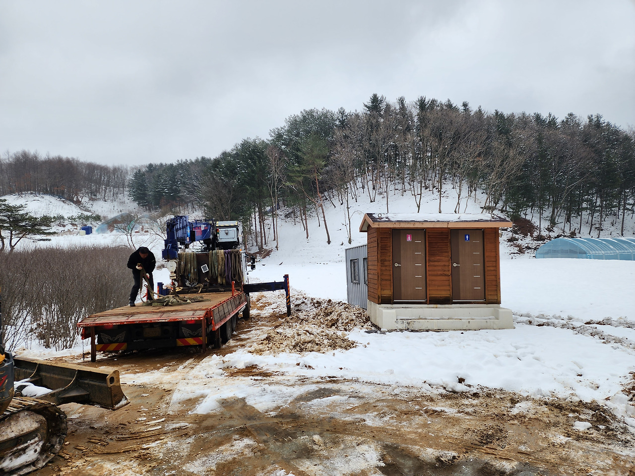 농막 이동 작업_바퀴가 빠져버린 크레인 트럭_20240102_112539.jpg